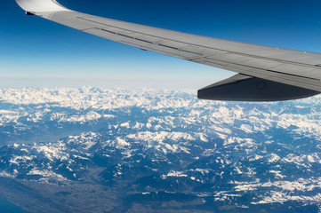 Flugzeug über den Alpen