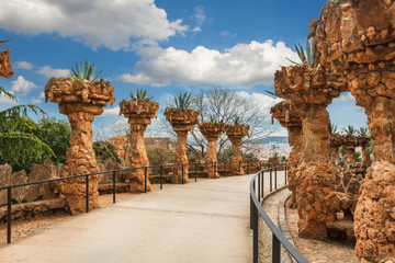 Colonnes dans le parc Guell conçu par Antoni Gaudi à Barcelone, Espagne