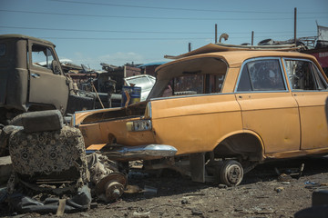 Obraz na płótnie Canvas Abandoned cars auto junkyard