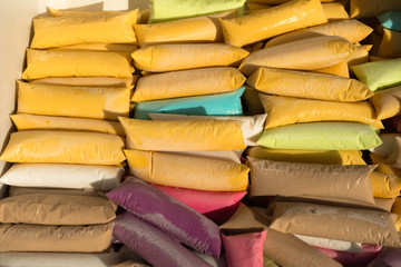 Los bolis o helados están acomodados para la venta.