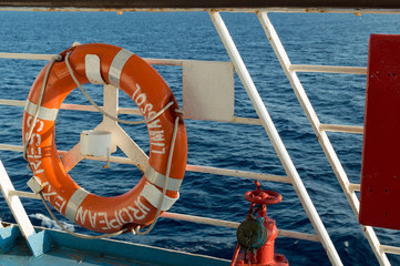 Rettungsring auf griechischer Fähre im Mittelmeer