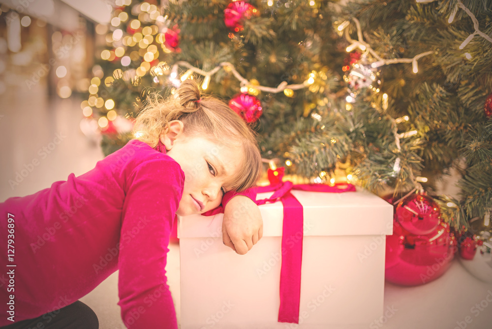 Poster enfant attendant l'ouverture des cadeaux