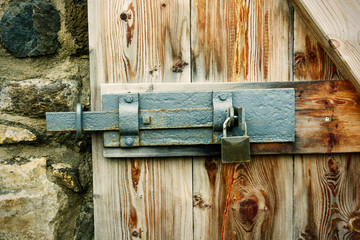 Alter T&uuml;rriegel mit Vorh&auml;ngeschloss