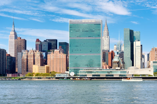 Fototapeta The United Nations Headquarters and other skyscrapers in midtown Manhattan, New York City