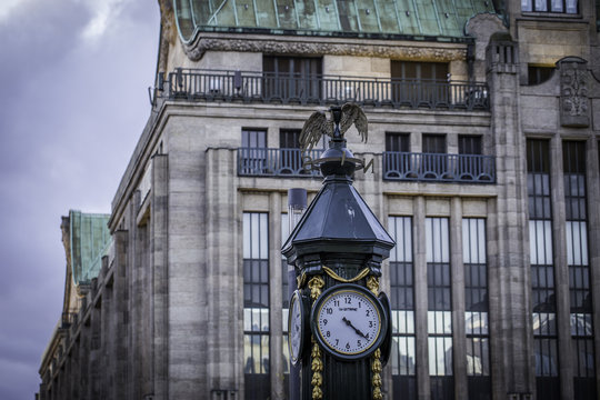 Historische Uhr vor historischem Gebäude in Düsseldorf