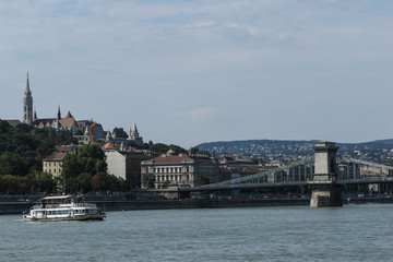 Obraz premium Cruise ship sailing at the Chain bridge on the Danube river, Budapest