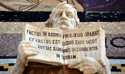 Jerusalem - Evangelist an der Fassade der Kirche aller Nationen auf dem Ölberg 
