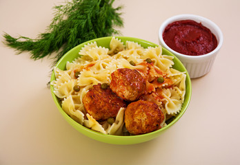 Small meat balls with peas and farfalle