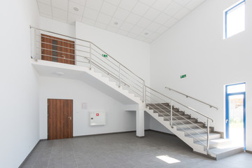 Hol z klatką schodową w hali produkcyjnej i biurowej