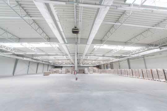 Wnętrze stalowej hali produkcyjnej i magazynowej w fabryce