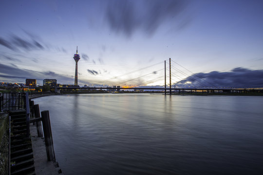 Rheinkniebrücke in Düsseldorf an einem wolkenverhangenen Herbstabend