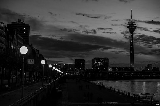 Beleuchtete Rheinkniebrücke in Düsseldorf an einem wolkenverhangenen Abend (schwarzweiß)