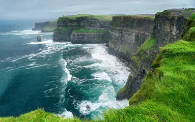  Spectaculair uitzicht op de beroemde Cliffs of Moher en de wilde Atlantische Oceaan, County Clare, Ierland. © Burben Images Graz