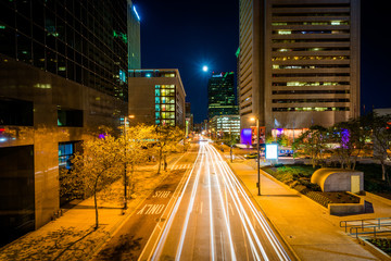 Fototapeta na wymiar Lombard Street and buildings in downtown at night, in Baltimore,