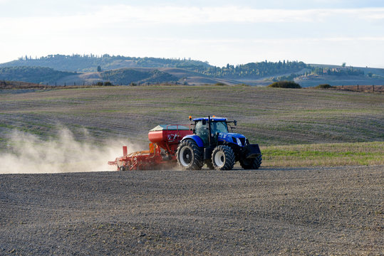 Traktor mit Landmaschine zum Vorbereiten des Ackers