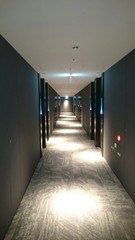 高級ホテルの客室への通路