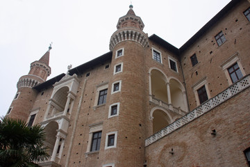 Fototapeta na wymiar Tours du Palais Ducal à Urbino, Italie