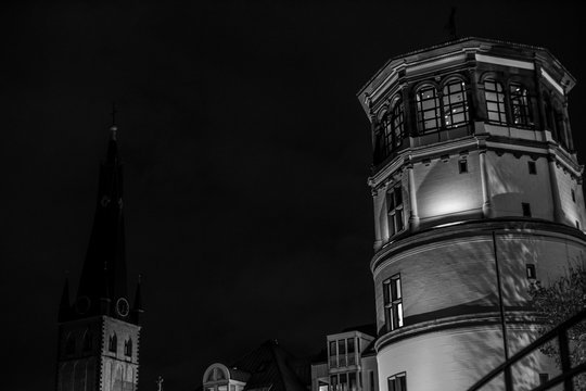 Schlossturm und Kirche St. Lambertus in Düsseldorf bei Nacht ( schwarzweiss ) 