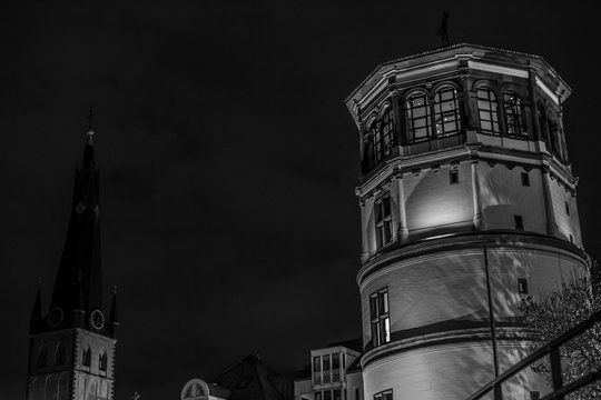 Schlossturm und Kirche St. Lambertus in Düsseldorf bei Nacht ( schwarzweiss )