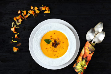 crema di zucca al tartufo su sfondo nero