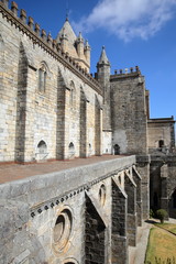 Obraz premium EVORA, PORTUGAL: View of the cathedral (Se) and the cloister