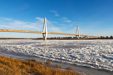 Obraz premium bridge in north of river covered with ice