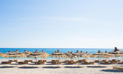 Obraz premium Seabeds and umbrellas on the beautiful beach.