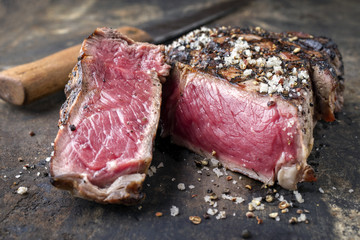 Barbecue Prime Rib Steak auf alten Blech