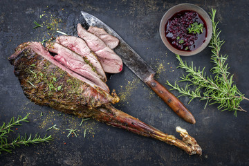 gegrillte Hirschkeule auf alten Blech