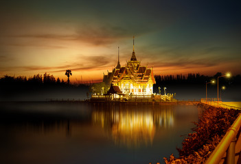 Obraz premium Church of Thailand beautiful at sunset