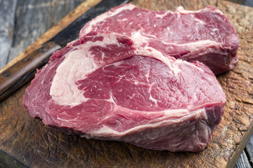 Dry Aged Rib-Eye Steak auf alten Schneidebrett