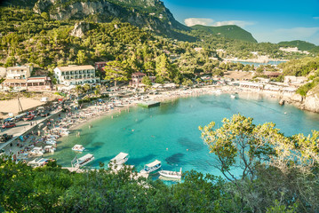 Naklejka premium Wyspa Korfu, Grecja - 10 sierpnia 2014: Piękna plaża Paleokastritsa. Turyści spędzający miły letni dzień na plaży. Wyspa Kerkyra