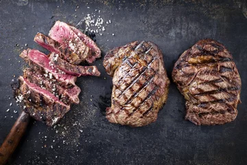 Fototapeten Barbecue Entrecote Steaks auf alten Blech © HLPhoto
