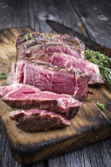 Barbecue Rib Eye Steak auf Schneidebrett