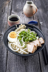 Hühnchen Udon Suppe in Schale