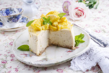 Zitronen Cheesecake auf Teller