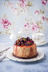 Cheesecake mit Pflaumen und Nüssen