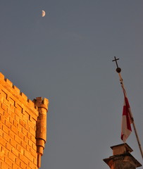 Bethlehem - Seitenschiff der Geburtskirche mit Kreuzfahrerbanner und Halbmond