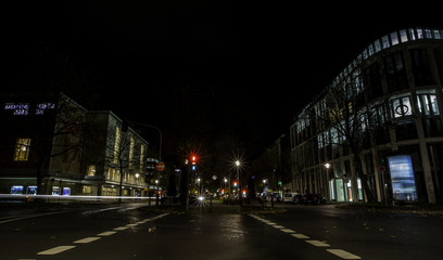 Fototapeta na wymiar Heinrich-Heine-Allee in Düsseldorf bei Nacht