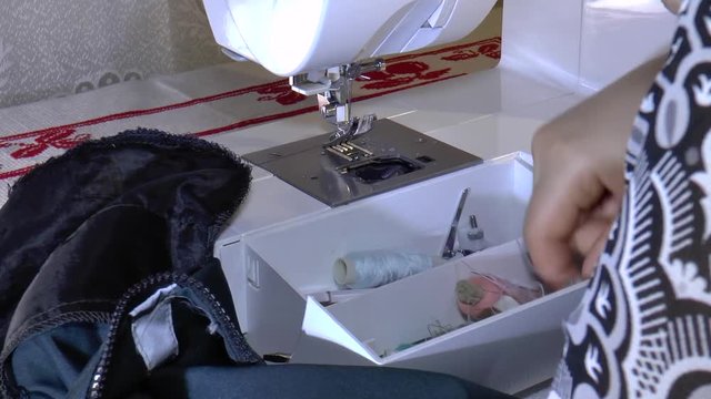 швея ищет инструмент для замены ниток 