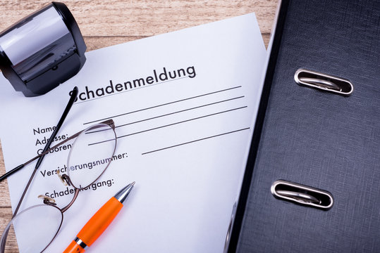 Formular Schadenmeldung auf Holztisch