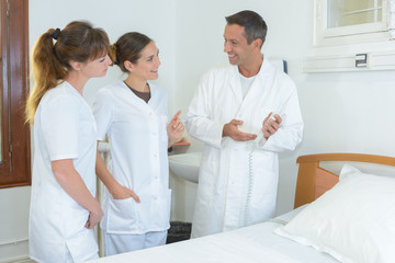 Obraz premium team of hospital employees in patients room