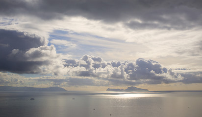 Vista di Capri, situata di fronte alla penisola sorrentina, all'alba dalla villa floridiana al Vomero, quartiere collinare di Napoli. Il sole risplende sul Golfo di Napoli