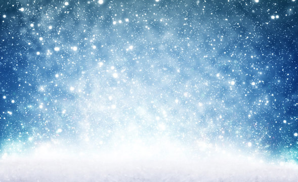 Weihnachtshintergrund, Schnee unter blauem Himmel