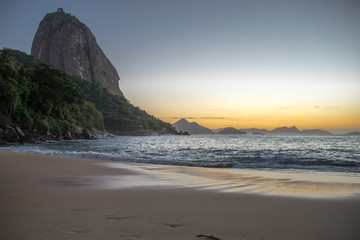 Fototapeta na wymiar Beautiful Sunrise at the Red Beach, Praia Vermelha, with the Sugarloaf Mountain, Rio de Janeiro, Brazil