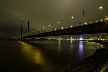 Rheinkniebrücke in Düsseldorf bei Nacht
