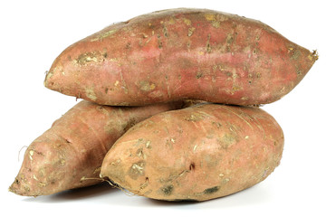 Süßkartoffeln aus biologischem Anbau isoliert auf weißem Hintergrund