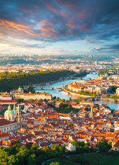 Panorama de la vieille ville de Prague depuis la tour Petrin. Belle vue sur les ponts sur la rivière Vltava au coucher du soleil. Architecture de la vieille ville, République tchèque.