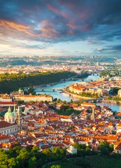 Papier Peint photo Prague Panorama de la vieille ville de Prague depuis la tour Petrin. Belle vue sur les ponts sur la rivière Vltava au coucher du soleil. Architecture de la vieille ville, République tchèque.