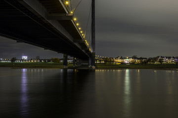 Fototapeta na wymiar Rheinkniebrücke über den Rhein bei Düsseldorf in der Nacht